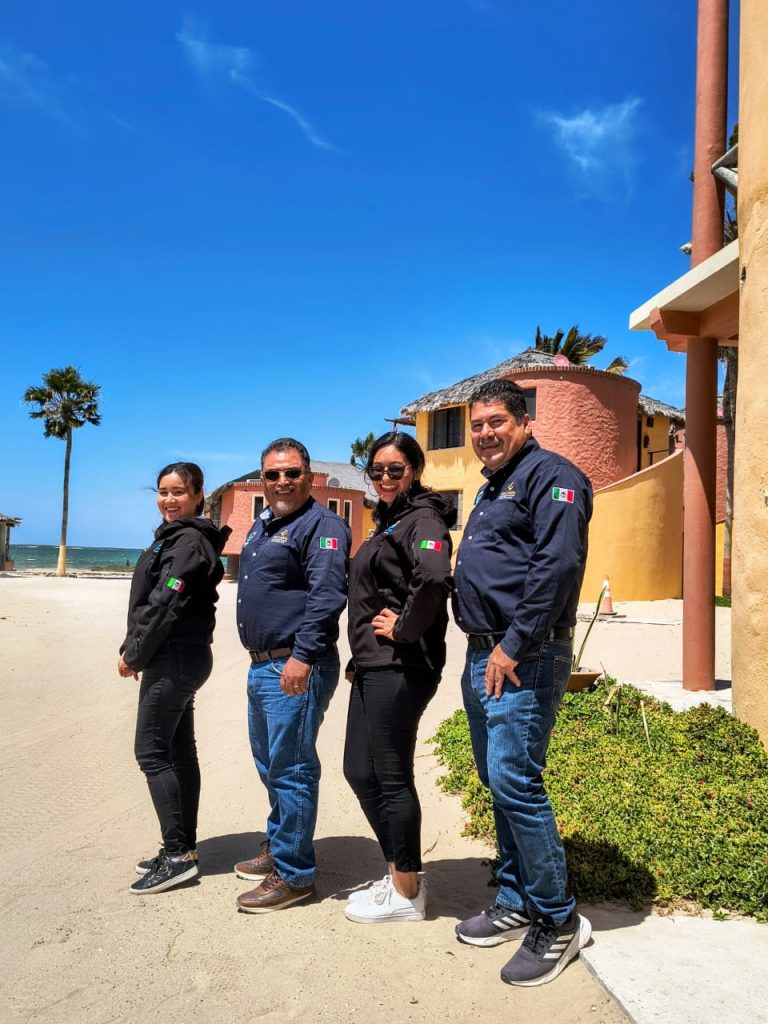 Equipo administrativo de Hotel Villas Mar y Arena coordinando servicios turísticos y hospitalidad en Bahía Magdalena