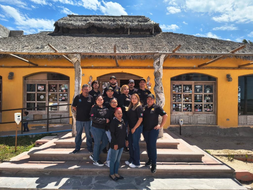 Equipo de cocina de Hotel Villas Mar y Arena preparando mariscos y gastronomía local en Bahía Magdalena