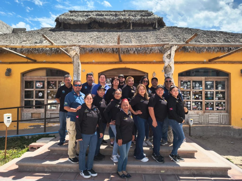 Equipo de Hotel Villas Mar y Arena brindando atención turística y hospitalidad frente a Bahía Magdalena en Baja California Sur