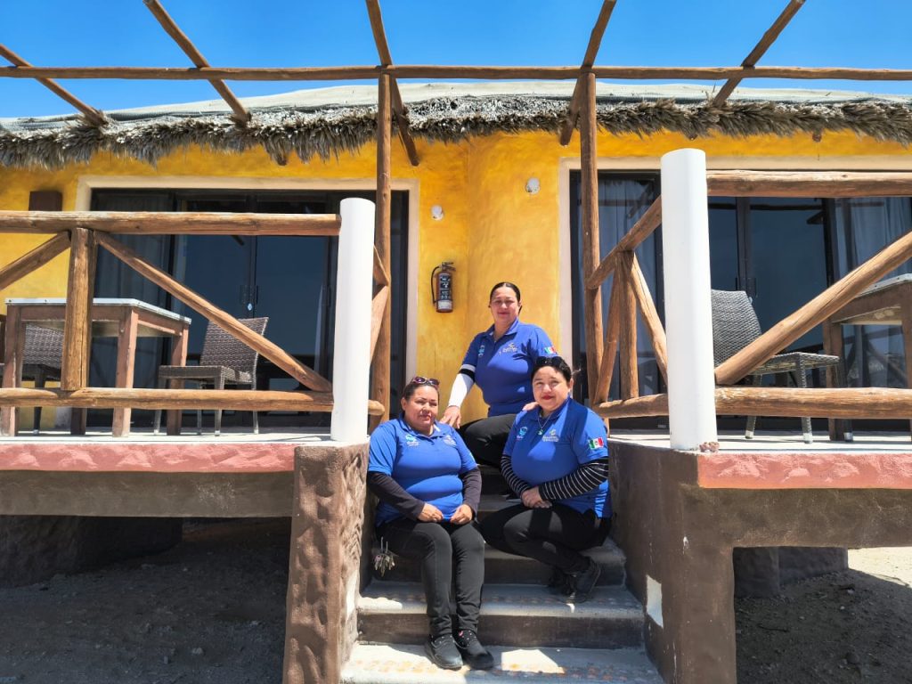 Equipo de recamaristas de Hotel Villas Mar y Arena encargado de limpieza y preparación de habitaciones frente a Bahía Magdalena