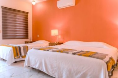 Nuestras habitaciones standar en Hotel Villas Mar y Arena ofrecen un diseño cómodo y funcional con un ambiente tipo boutique frente a Bahía Magdalena. Ideales para viajeros que buscan privacidad, descanso y una conexión auténtica con la naturaleza del mar de Baja California Sur.
