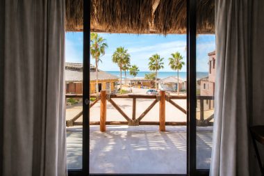 Habitación suite de hotel con terraza y vista panorámica al mar