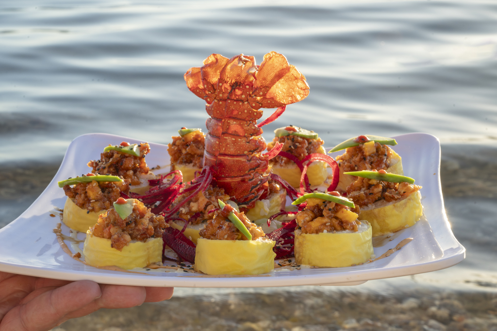 Platillo de sushi y langosta en el restaurante Moby Dick de Hotel Villas Mar y Arena en Bahía Magdalena